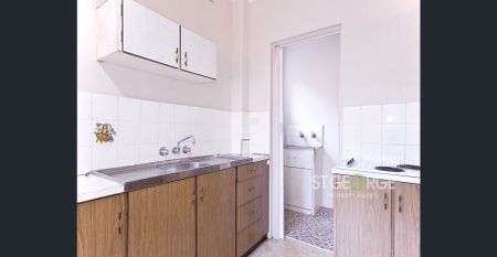 Spacious Top Floor Apartment Opposite Park - Photo 4