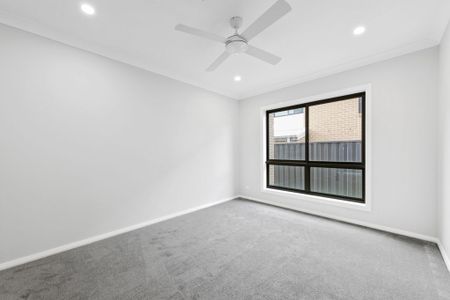 CAPHILLY ESTATE - BRAND NEW TWO STOREY HOME - Photo 3