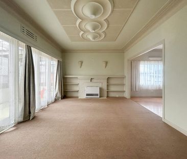 SPACIOUS 3 BEDROOM HOME - Photo 2