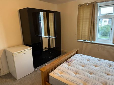 Room in a Shared House, Narborough Road South, LE3 - Photo 5
