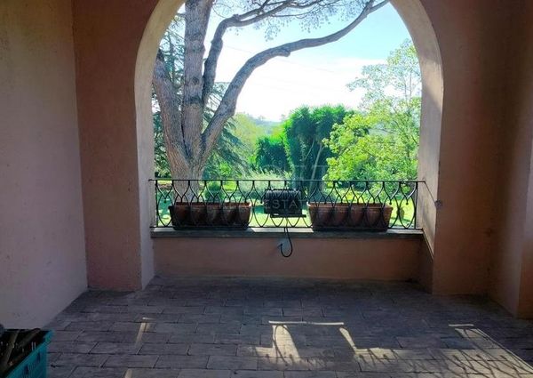 Ardeatina-Divino Amore: Quiet, charming rustic villa, big and well-curated garden, 3 beds, 1 study, 3 baths, living room, kitchen, with terraces , AC and parking space. Ref 2322