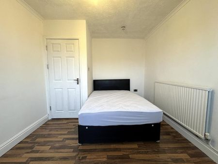 4 bedroom end of terrace house to rent - Photo 3