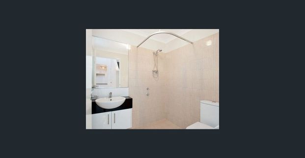 Modern Townhouse in Prime Location - Photo 1