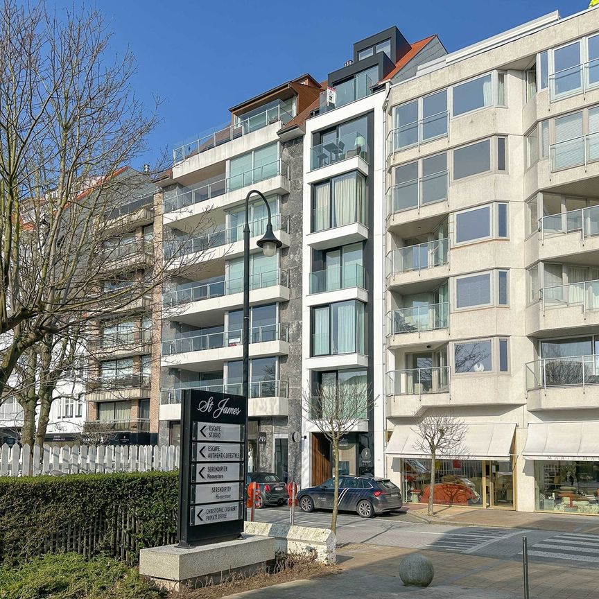 Stijlvol en lichtrijk appartement op toplocatie in het Zoute - Photo 1