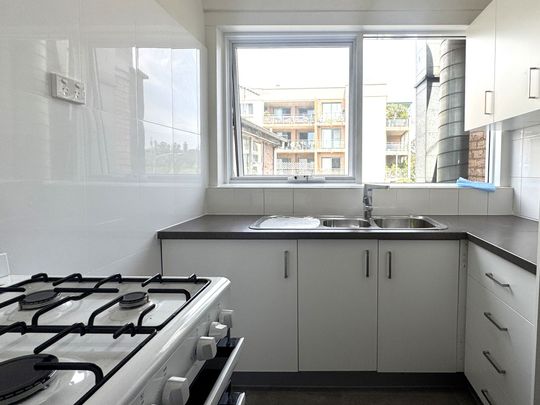 Updated 2 Bedroom Apartment - Handy Location - Photo 1