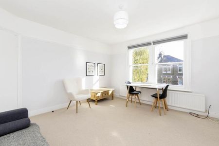 Spacious two bed within a period house on a tree lined st mins to tube and shops - Photo 4