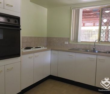 THREE BEDROOMS TOWNHOUSE WITH NEW AIR CONDITION - Photo 5