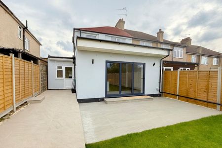 4 bedroom House To Let Total Size: 1217 SQ FT - Photo 3