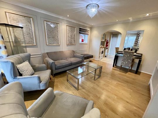 Allum Grove, Tadworth - Photo 1