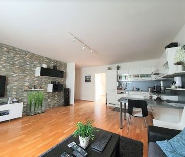 HELLE DACHGESCHOSSWOHNUNG MIT PARKPLATZ - Foto 1