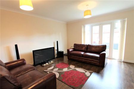 3 bedroom mews to rent - Photo 2