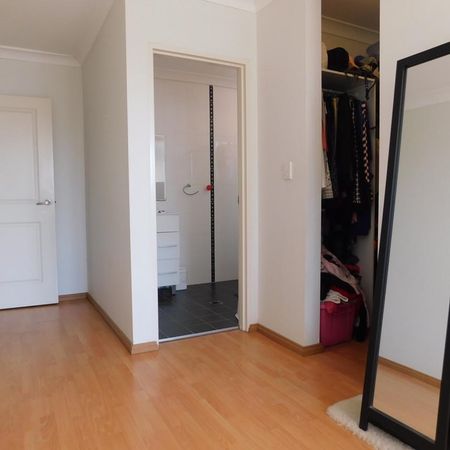 Bright Spacious Four (4) Bedrooms Duplex - Peakhurst - Photo 5