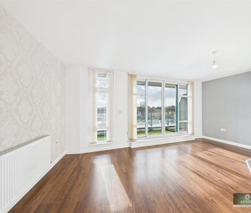 Pegler Way, Crawley - Photo 1