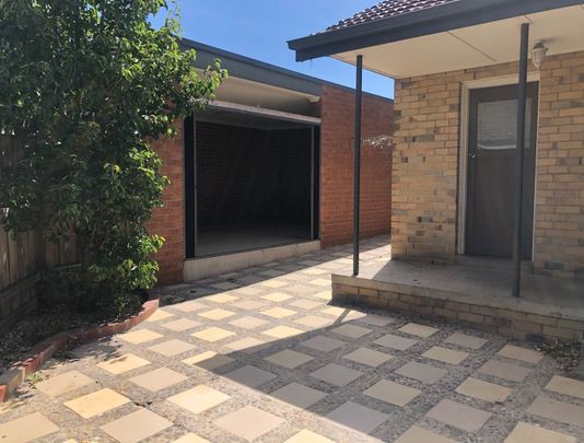 Light filled home! - Photo 1