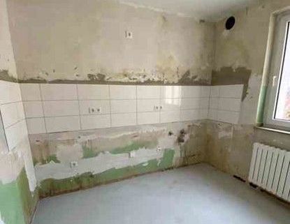 Familien aufgepasst: teilrenovierte günstige 3-Zimmer-Wohnung (WBS) - Photo 1