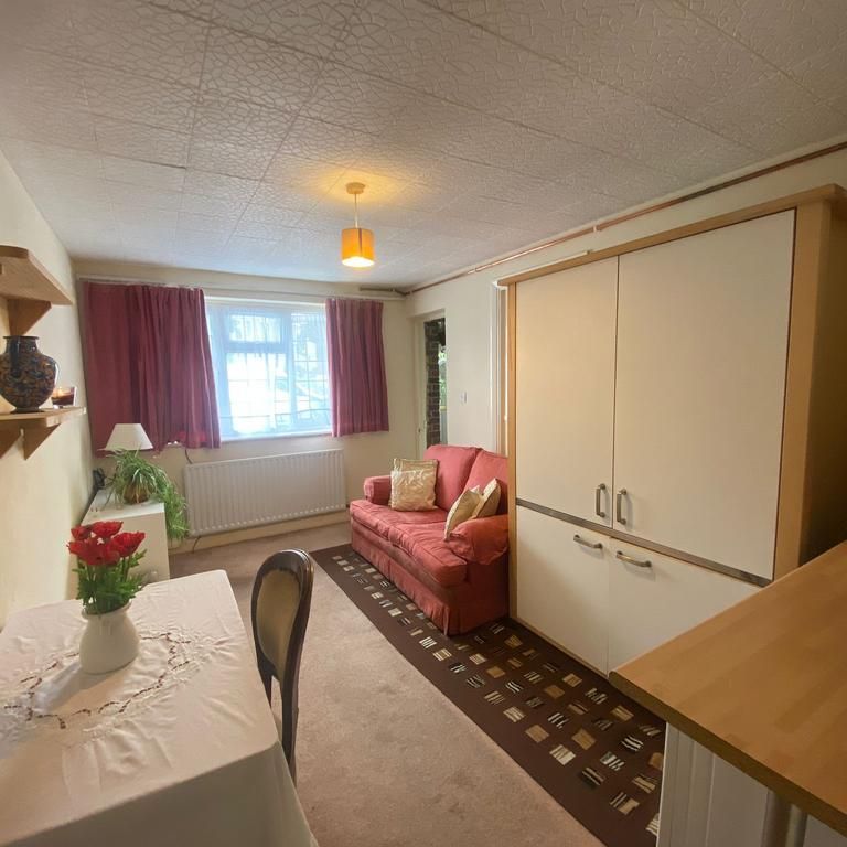 Studio to rent - Photo 1