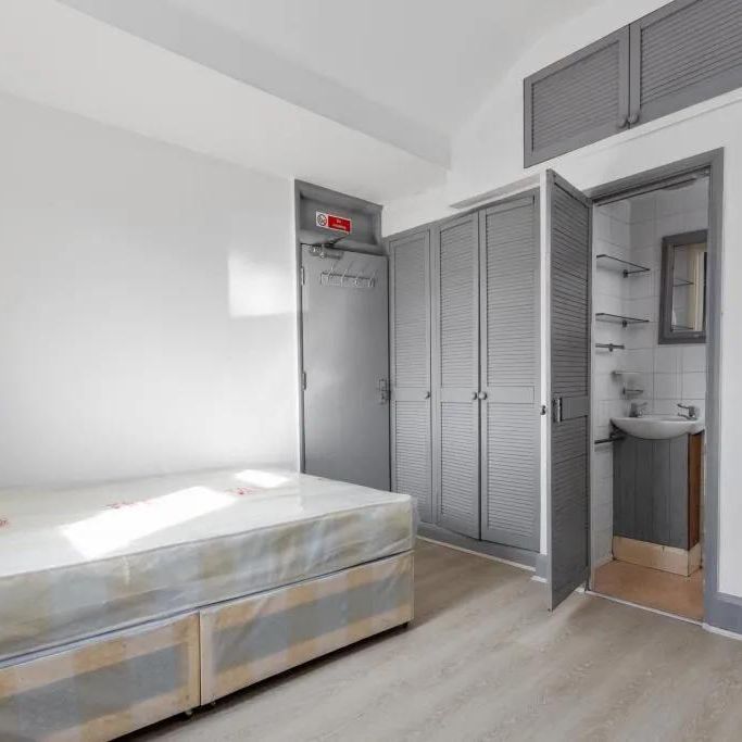 1 bedroom in a flat share to rent - Photo 1