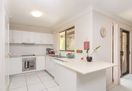 4 Bedroom House in Burleigh Heads! - Photo 2