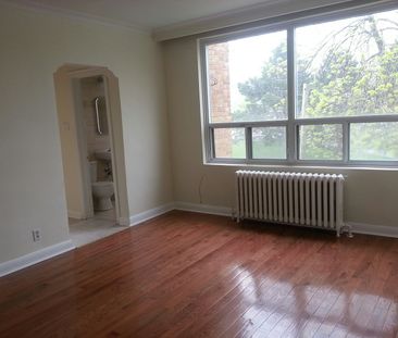 Tastefully renovated 2 bedroom in quiet building - Photo 1