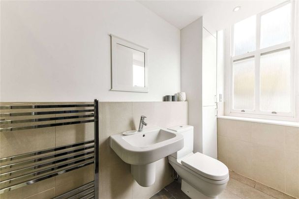 A very good first floor one bedroom flat with high ceilings. - Photo 1