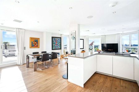 SHORT LET. Luxury two bedroom, two bathroom penthouse flat with breath-taking views of London in the heart of Clapham - Photo 2