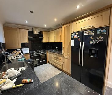 4 bedroom semi-detached house to rent - Photo 4