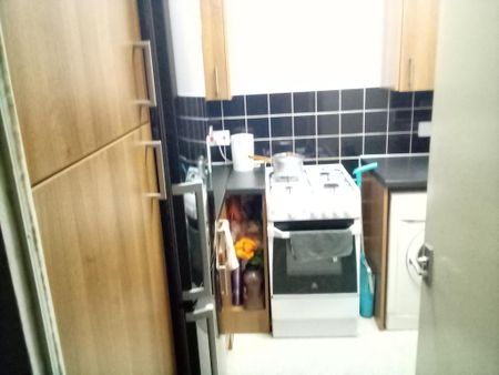 1 bedroom in a flat share to rent - Photo 4