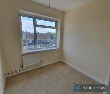 4 bedroom semi-detached house to rent - Photo 4