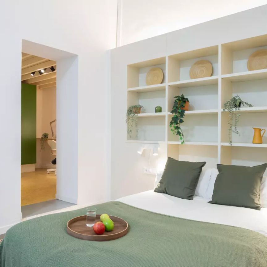 Room in a shared 10-bedroom apartment for rent in Sant Pere, suitable for professionals. - Photo 1