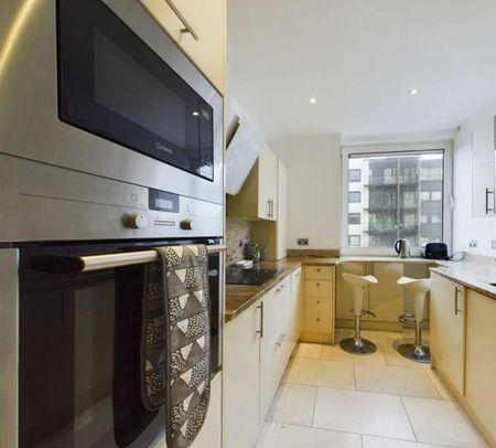 3 Bed Flat, Boardwalk Place, E14 - Photo 4