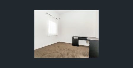 Modern 4 Bedroom, 3 Bathroom Home! - Photo 3