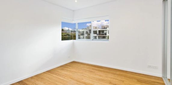 Spacious Renovated Apartment - Photo 2