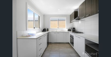 Modern Three-Bedroom Home in a Prime Officer Location - Photo 5