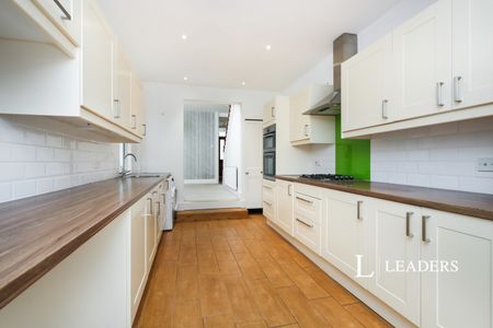 3 bedroom house to rent Lower Road, Eastbourne, BN21 - Photo 4