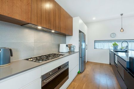 Experience the best in coastal family living - Photo 3