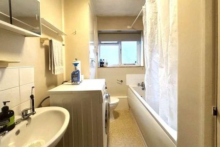 Woking, Surrey, GU24 - Photo 5