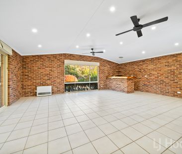 Beautiful 4 Bedroom Ensuite Family Home in Jerrabomberra - Photo 4