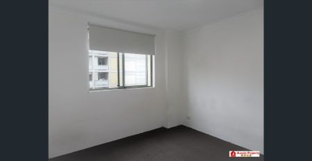 Sunny 3-Bedroom Apartment in an Ultra-Convenient Location - Photo 3
