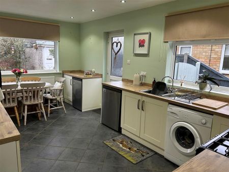 2 bedroom semi-detached bungalow to rent - Photo 4