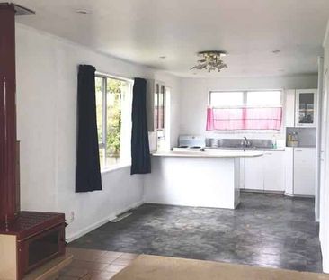 Spacious 3 bedroom home with sprawling back yard - Photo 5