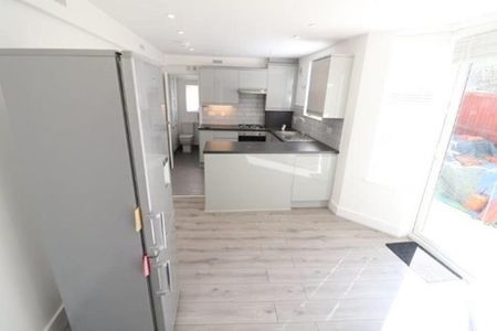 2 Bed Flat, Leyton, E10 - Photo 3