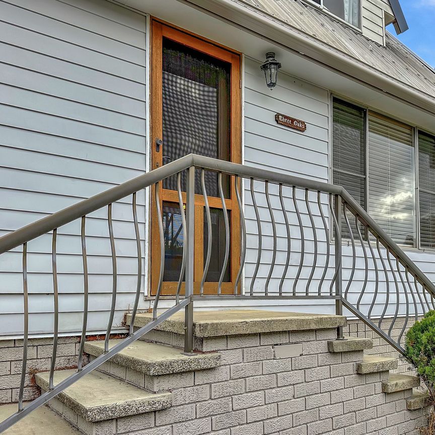 CHARMING 3 BEDROOM COTTAGE - Photo 1
