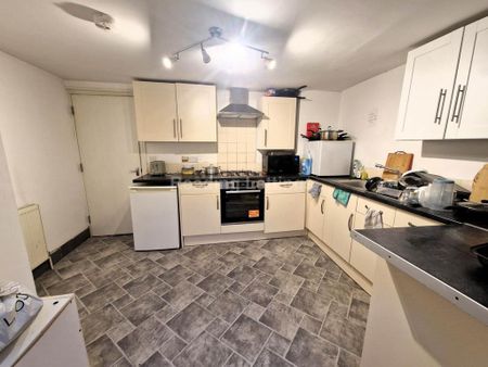 1 bedroom in a house share to rent - Photo 5