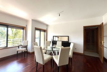 Fantástico Apartamento T2 Mobilado com Garagem e Arrumos