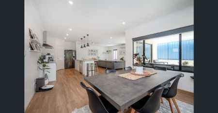 Modern Family Home - Photo 5