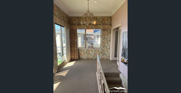 Shared Accommodation: A Beautifully Appointed Home with Riverfront Views! - Photo 1