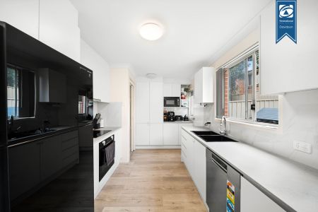 Beautifully Presented 3-Bedroom Townhouse in a Prime Location - Photo 4