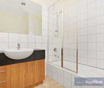 SPACIOUS THREE BEDROOM TOWNHOUSE ONLY MOMENTS AWAY FROM BRIDGE ROAD! - Photo 1