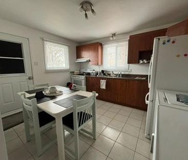 Grand appartement 4 1/2 semi-meublé (2 chambres), à louer - Photo 2