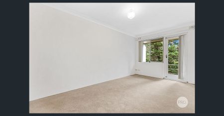 Bright Apartment in Convenient Location - Photo 2